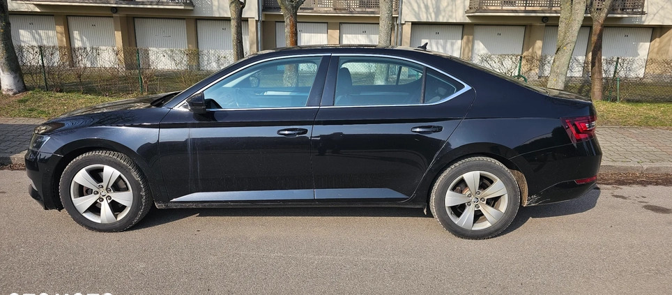 Skoda Superb cena 87900 przebieg: 197600, rok produkcji 2019 z Kołobrzeg małe 436